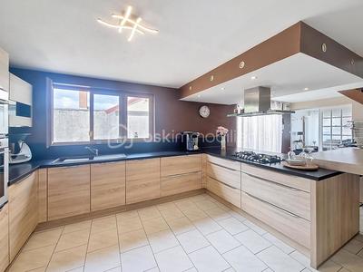 Maison - 180 m² - 7 pièces