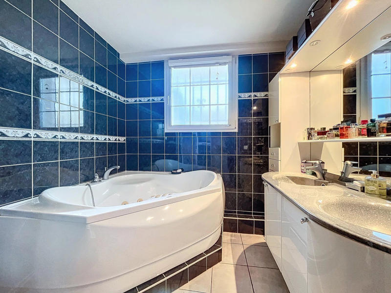 Maison - 180 m² - 7 pièces