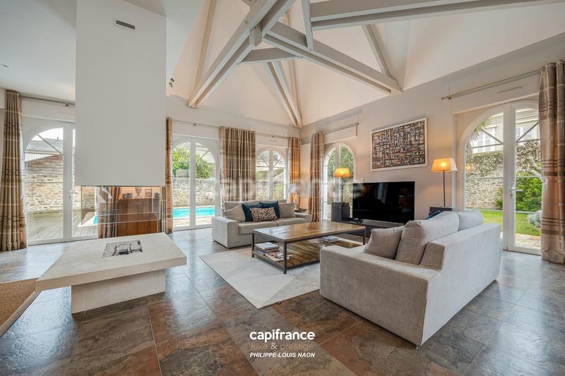 Maison - 233 m² - 7 pièces