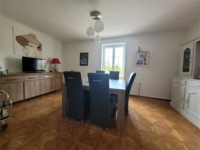 Maison - 250 m² - 8 pièces