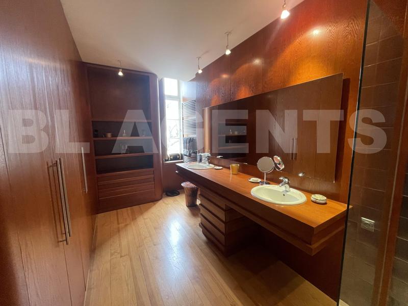 Maison de maîtres - 331 m² - 9 pièces