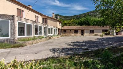 Propriété - 160 m² - 9 pièces