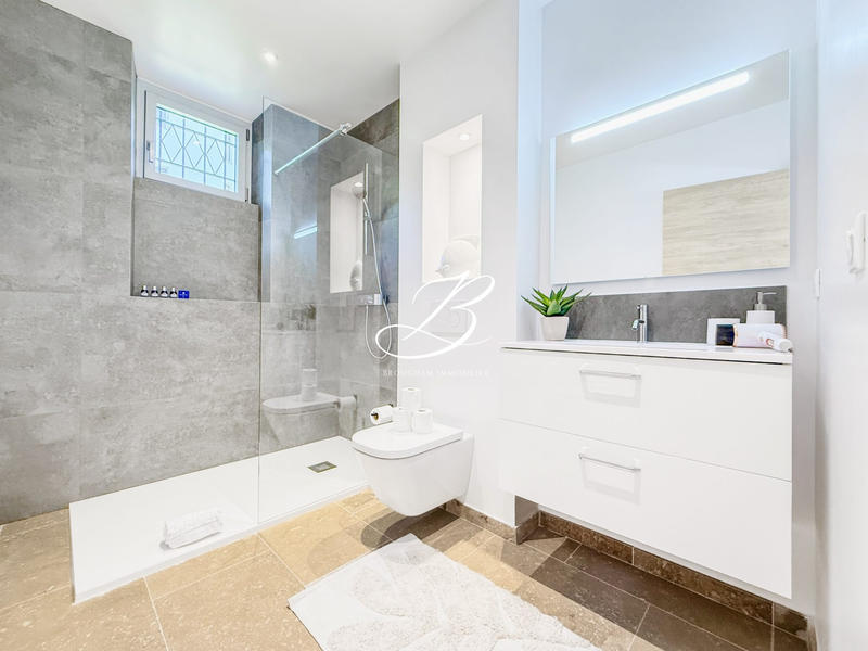 Villa - 258 m² - 10 pièces