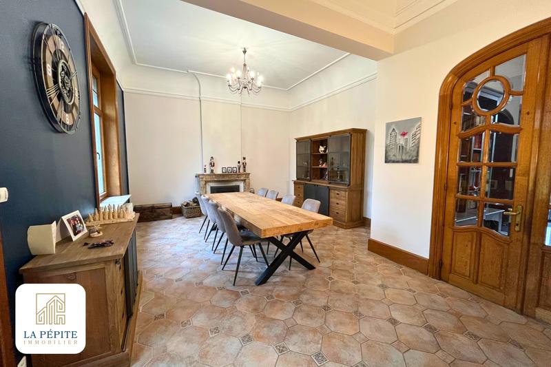 Maison - 305 m² - 13 pièces