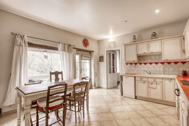 Maison - 280 m² - 11 pièces