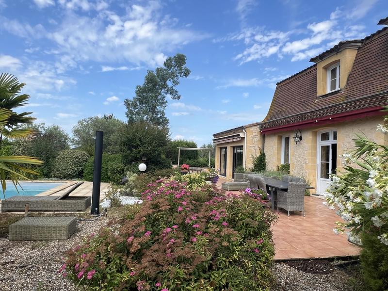 Maison - 375 m² - 10 pièces