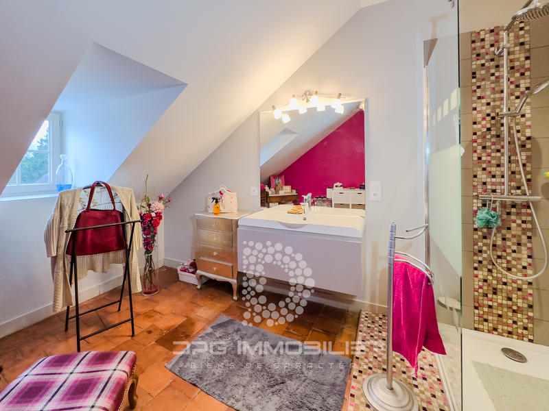 Maison - 242 m² - 12 pièces