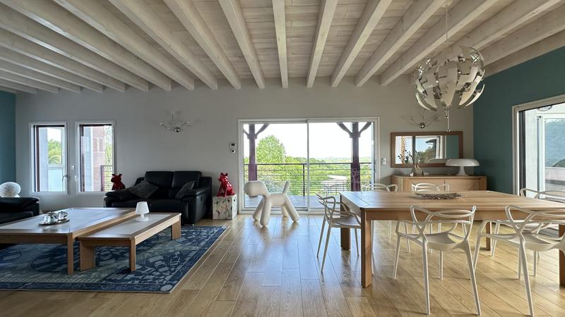 Maison - 220 m² - 7 pièces