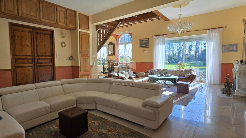 Maison - 399 m² - 16 pièces