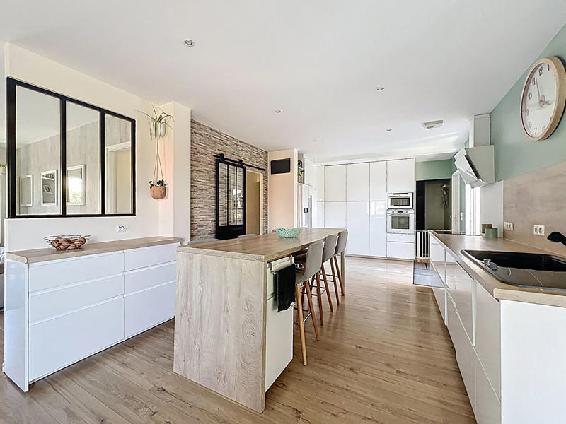 Maison - 247 m² - 8 pièces