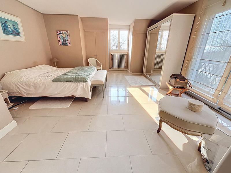 Maison - 261 m² - 9 pièces