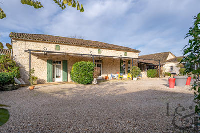 Maison - 1 600 m² - 40 pièces