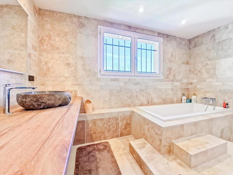 Maison - 220 m² - 7 pièces