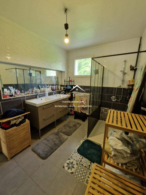 Maison traditionnelle - 200 m² - 8 pièces