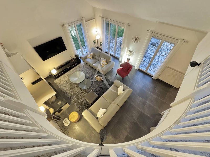 Maison - 213 m² - 9 pièces