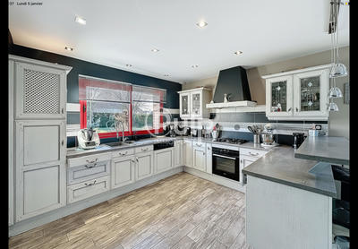 Demeure - 260 m² - 8 pièces