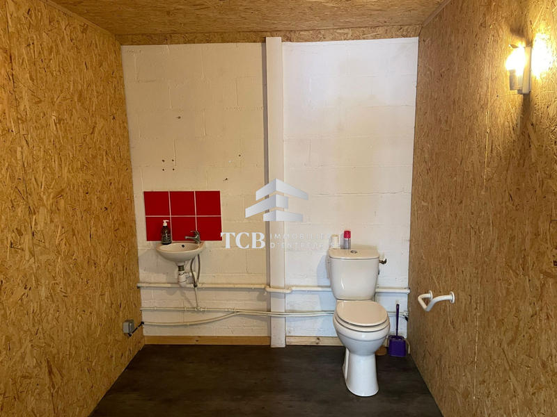 Local d'activités - 261 m²