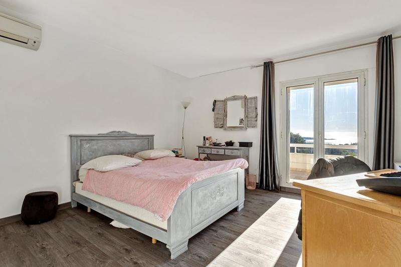 Maison - 230 m² - 5 pièces