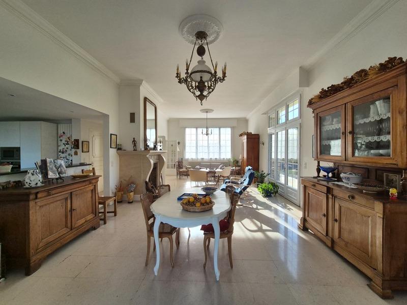 Maison - 303 m² - 11 pièces