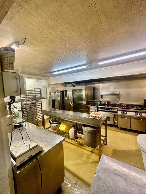 Local commercial - 706 m² - 8 pièces