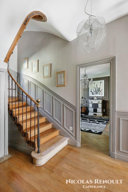 Maison - 250 m² - 8 pièces