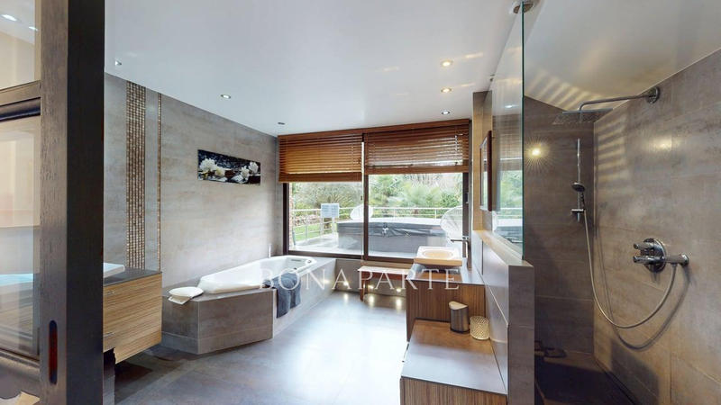 Maison - 367 m² - 16 pièces