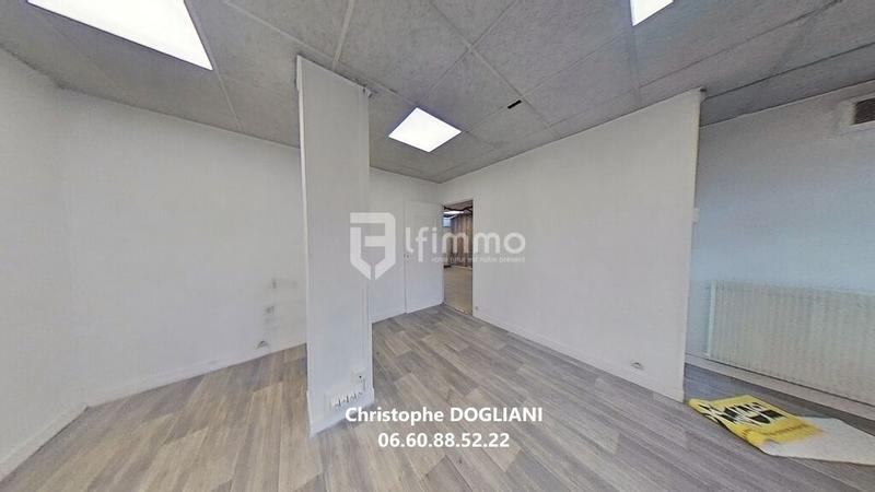 Local commercial - 75 m² - 4 pièces