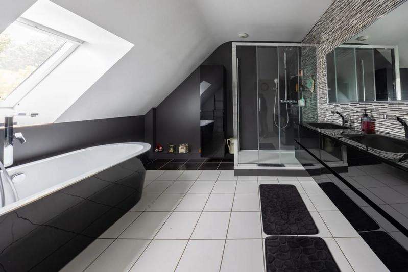 Maison - 250 m² - 8 pièces