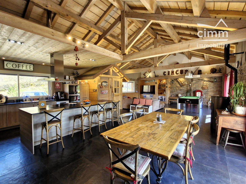 Maison - 303 m² - 7 pièces