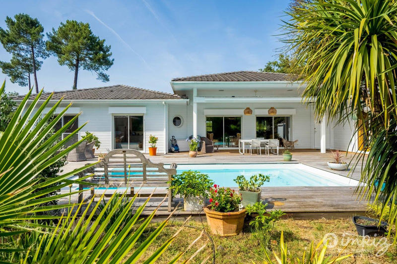 Maison - 215 m² - 9 pièces