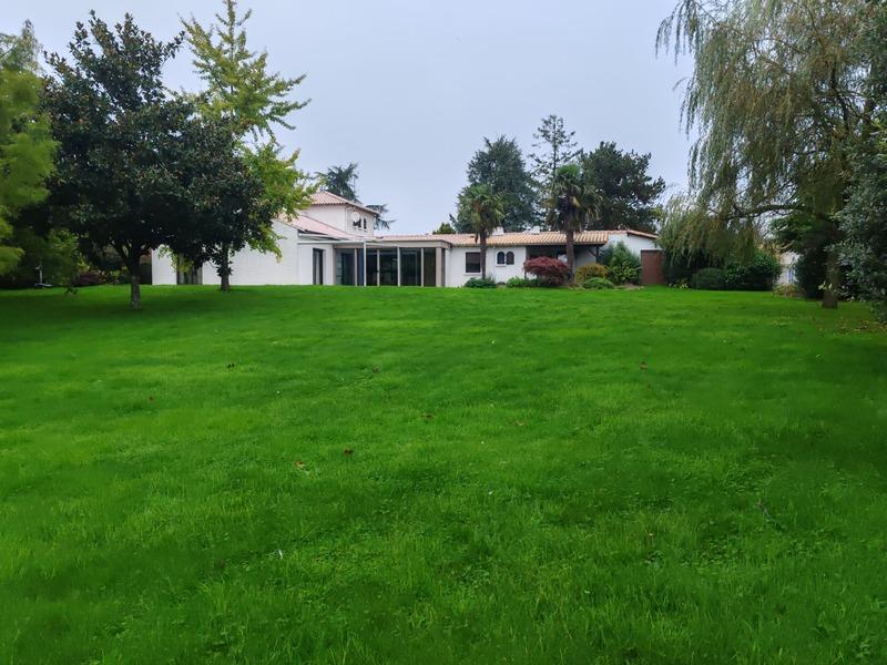 Demeure - 334 m² - 12 pièces