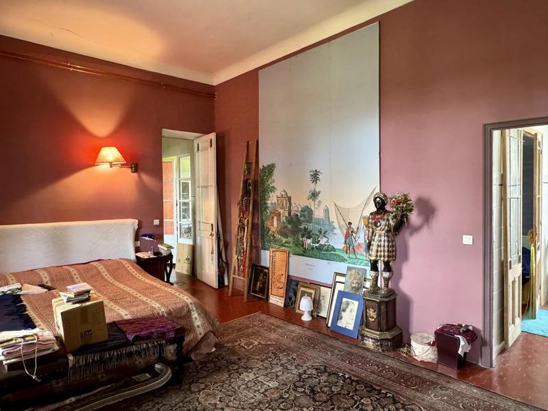 Maison - 325 m² - 13 pièces