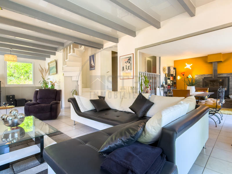 Propriété - 210 m² - 6 pièces