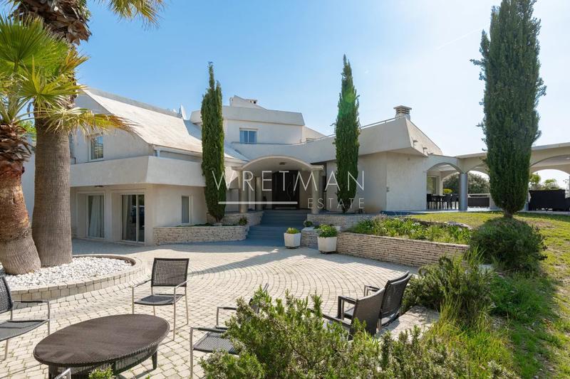 Villa - 630 m² - 10 pièces