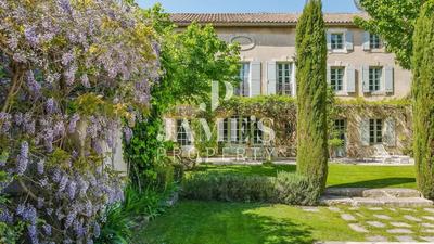 Maison - 360 m² - 8 pièces