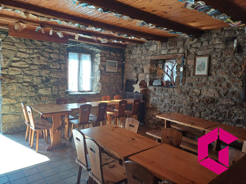 Maison - 390 m² - 6 pièces