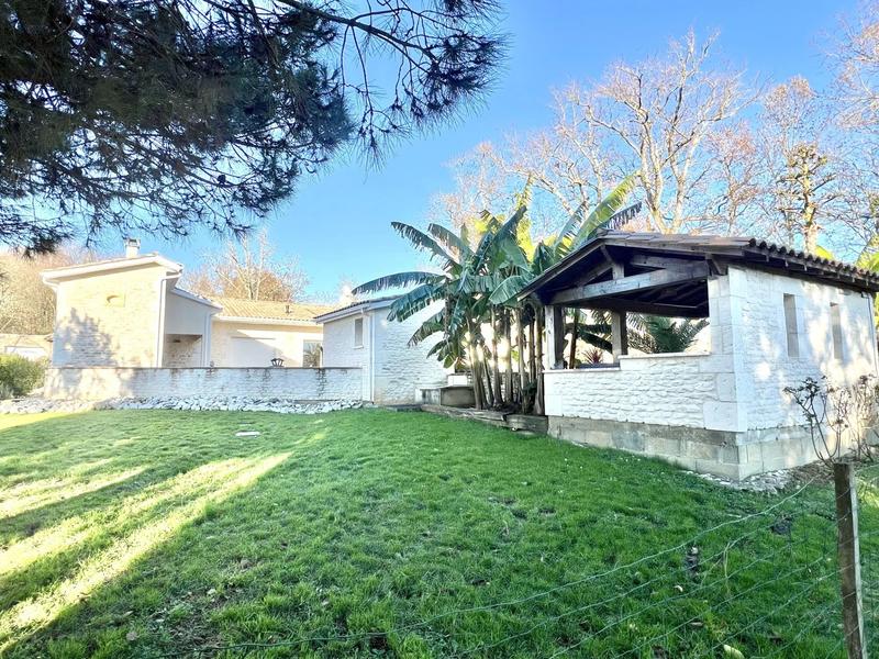 Maison - 240 m² - 8 pièces