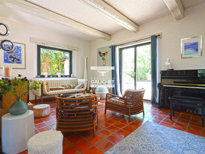 Maison - 330 m² - 8 pièces