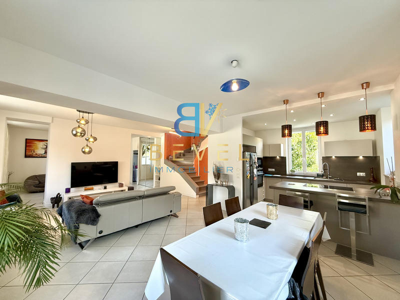 Villa - 238 m² - 8 pièces