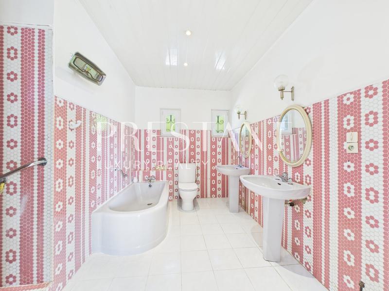 Maison - 256 m² - 12 pièces