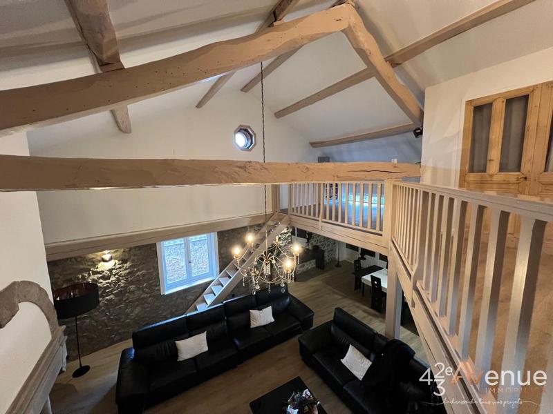 Maison - 360 m² - 8 pièces