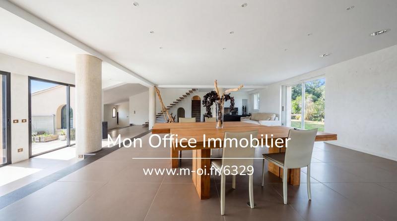 Propriété - 980 m² - 10 pièces