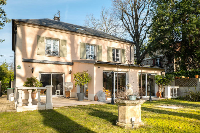 Maison - 250 m² - 8 pièces