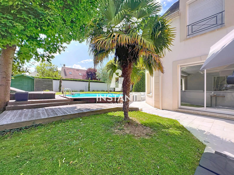 Villa - 238 m² - 9 pièces