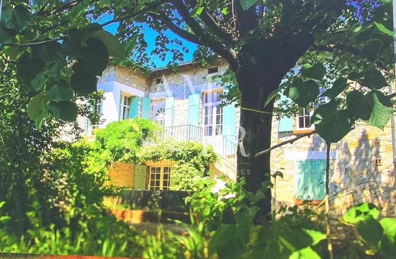 Maison - 230 m² - 7 pièces