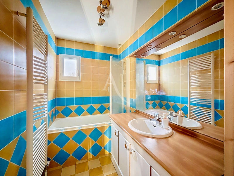 Maison - 214 m² - 6 pièces