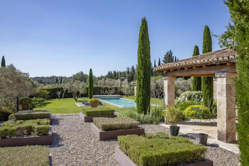 Propriété - 240 m² - 9 pièces