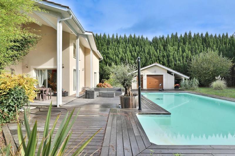 Maison - 220 m² - 5 pièces