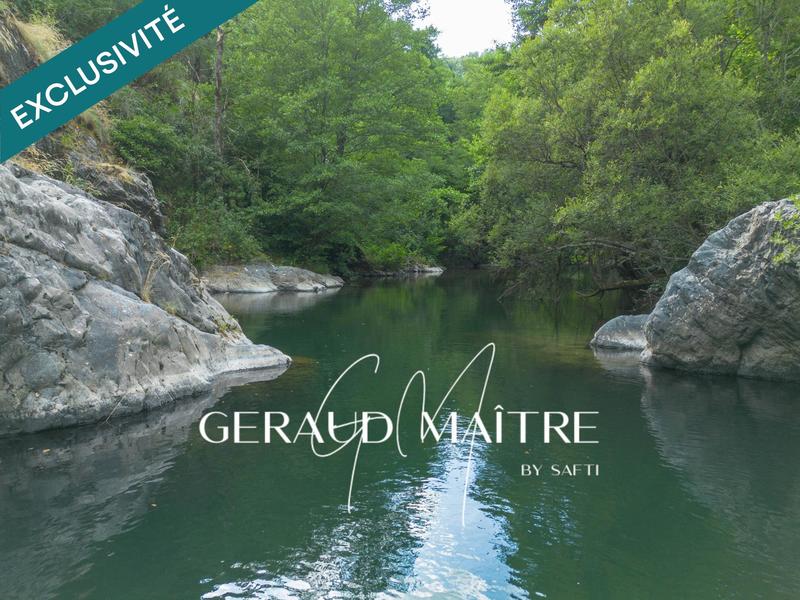 Maison - 1 080 m² - 90 pièces