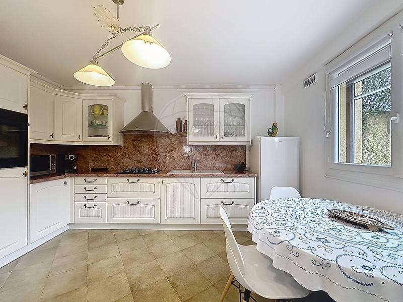 Maison - 204 m² - 8 pièces